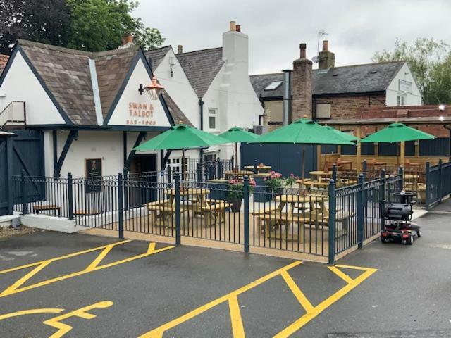 Swan & Talbot Inn Уедърби Екстериор снимка