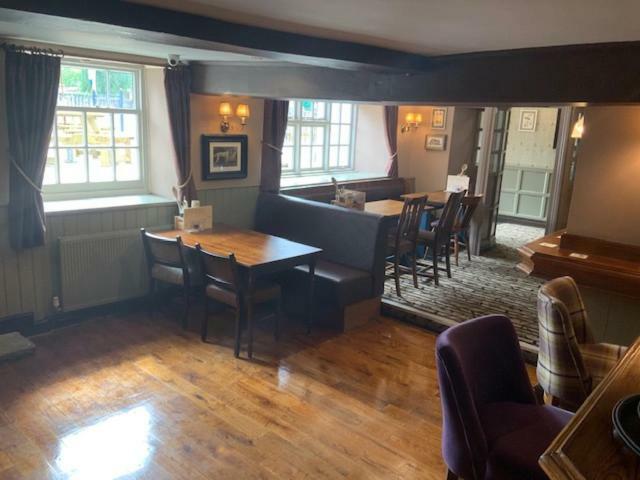 Swan & Talbot Inn Уедърби Екстериор снимка