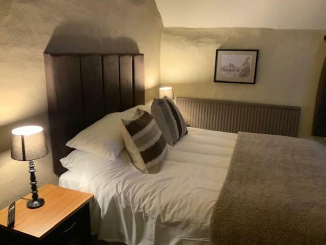 Swan & Talbot Inn Уедърби Екстериор снимка